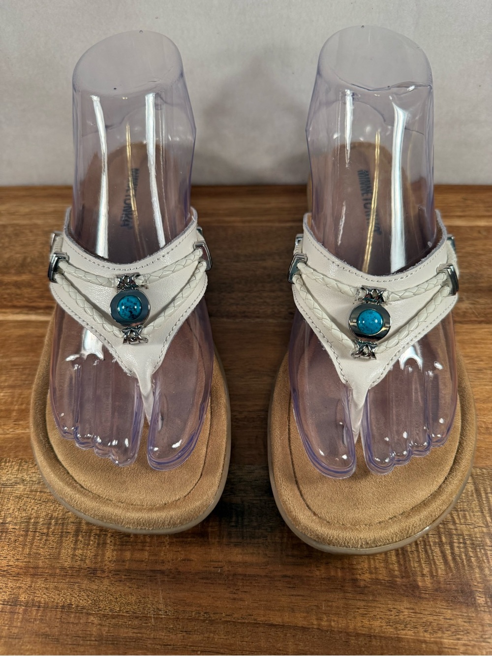 Minnetonka Silverthorne 360 Thong Sandals in White with Turquoise Stone Size 7